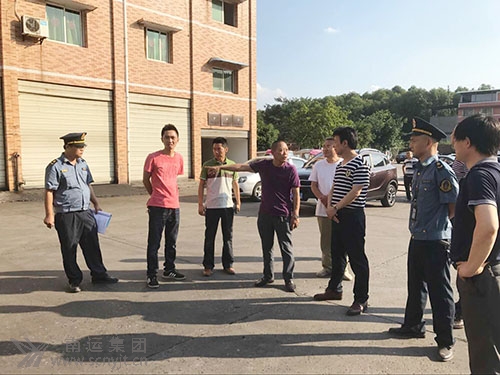 市交通运输局副局长蒲五才(右三)在现场检查1.jpg