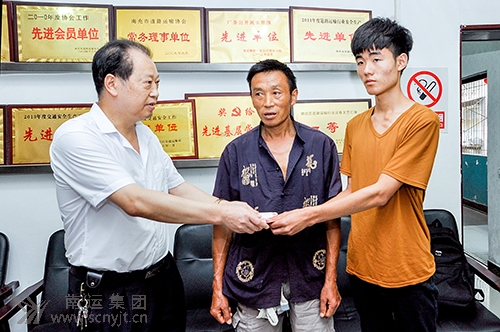 张永森(左一)将2000元奖金捐给贫困学子杨中元(右一) 拷贝.jpg