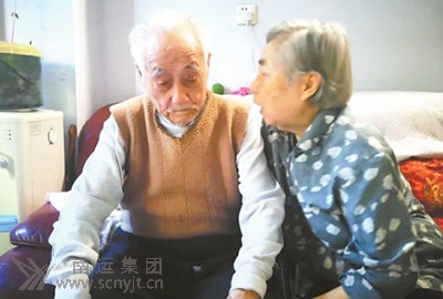 曹守成接受记者采访时,他的老伴当起了“翻译”.jpg